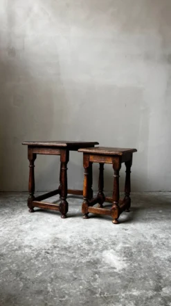 Paire de tables gigognes anciennes en bois tourné