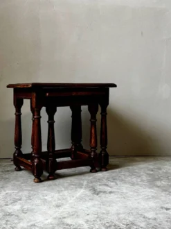 Paire de tables gigognes anciennes en bois tourné