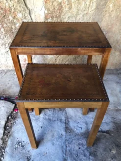 Paire de tables gigognes cloutées et 1930