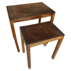Paire de tables gigognes cloutées et 1930