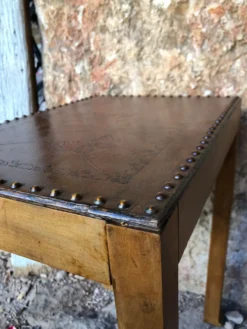 Paire de tables gigognes cloutées et 1930