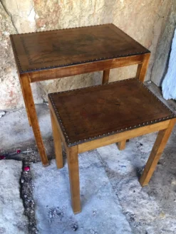 Paire de tables gigognes cloutées et 1930