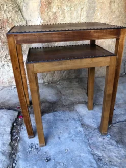 Paire de tables gigognes cloutées et 1930