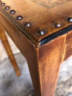 Paire de tables gigognes cloutées et 1930