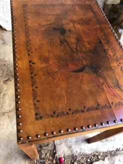 Paire de tables gigognes cloutées et 1930