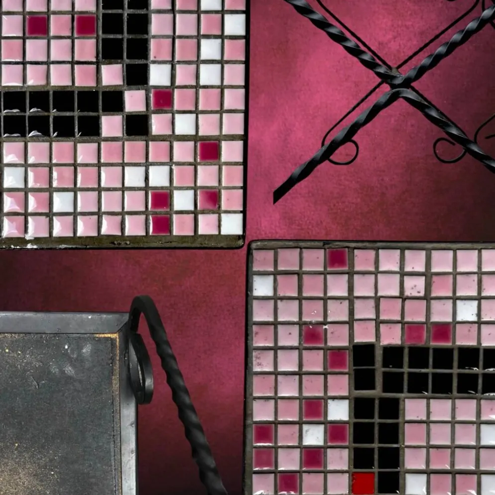 Paire de tables gigognes en fer forgé et mosaïque de céramique – années 50-60