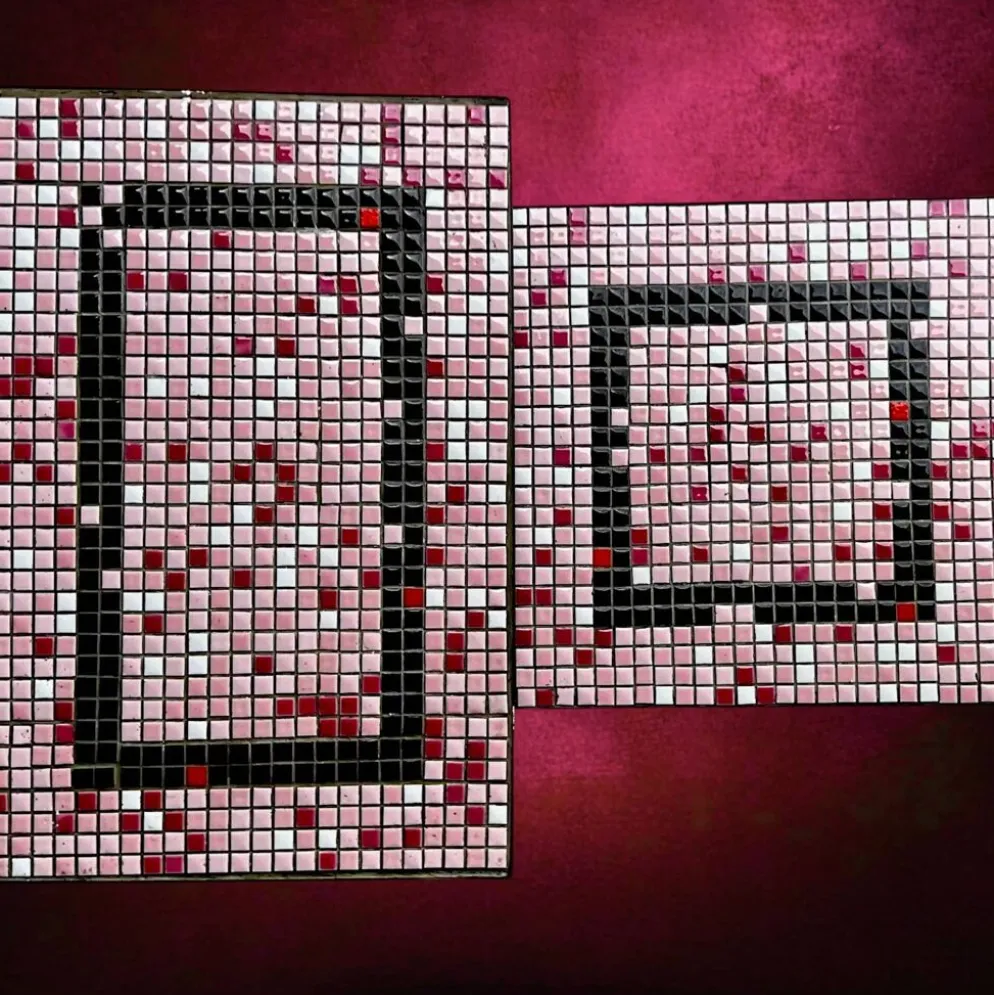 Paire de tables gigognes en fer forgé et mosaïque de céramique – années 50-60