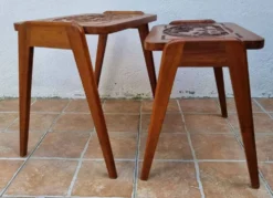 Paire de tables gigognes malgaches en bois sculpté, signées, m.o.f, 1955
