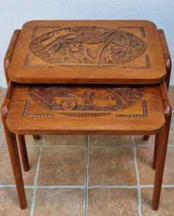 Paire de tables gigognes malgaches en bois sculpté, signées, m.o.f, 1955