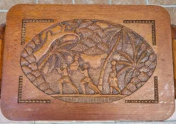 Paire de tables gigognes malgaches en bois sculpté, signées, m.o.f, 1955
