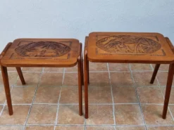 Paire de tables gigognes malgaches en bois sculpté, signées, m.o.f, 1955