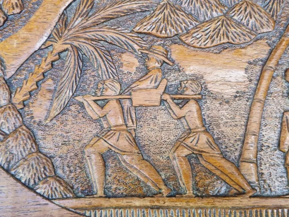 Paire de tables gigognes malgaches en bois sculpté, signées, m.o.f, 1955