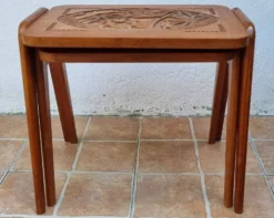 Paire de tables gigognes malgaches en bois sculpté, signées, m.o.f, 1955