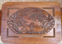 Paire de tables gigognes malgaches en bois sculpté, signées, m.o.f, 1955