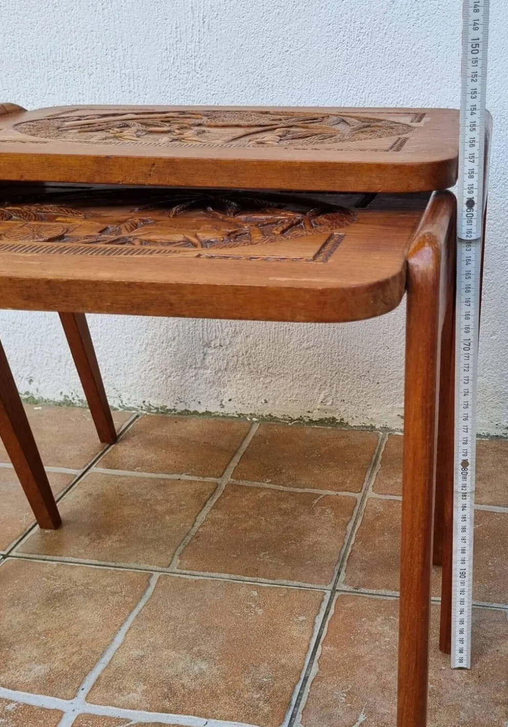 Paire de tables gigognes malgaches en bois sculpté, signées, m.o.f, 1955