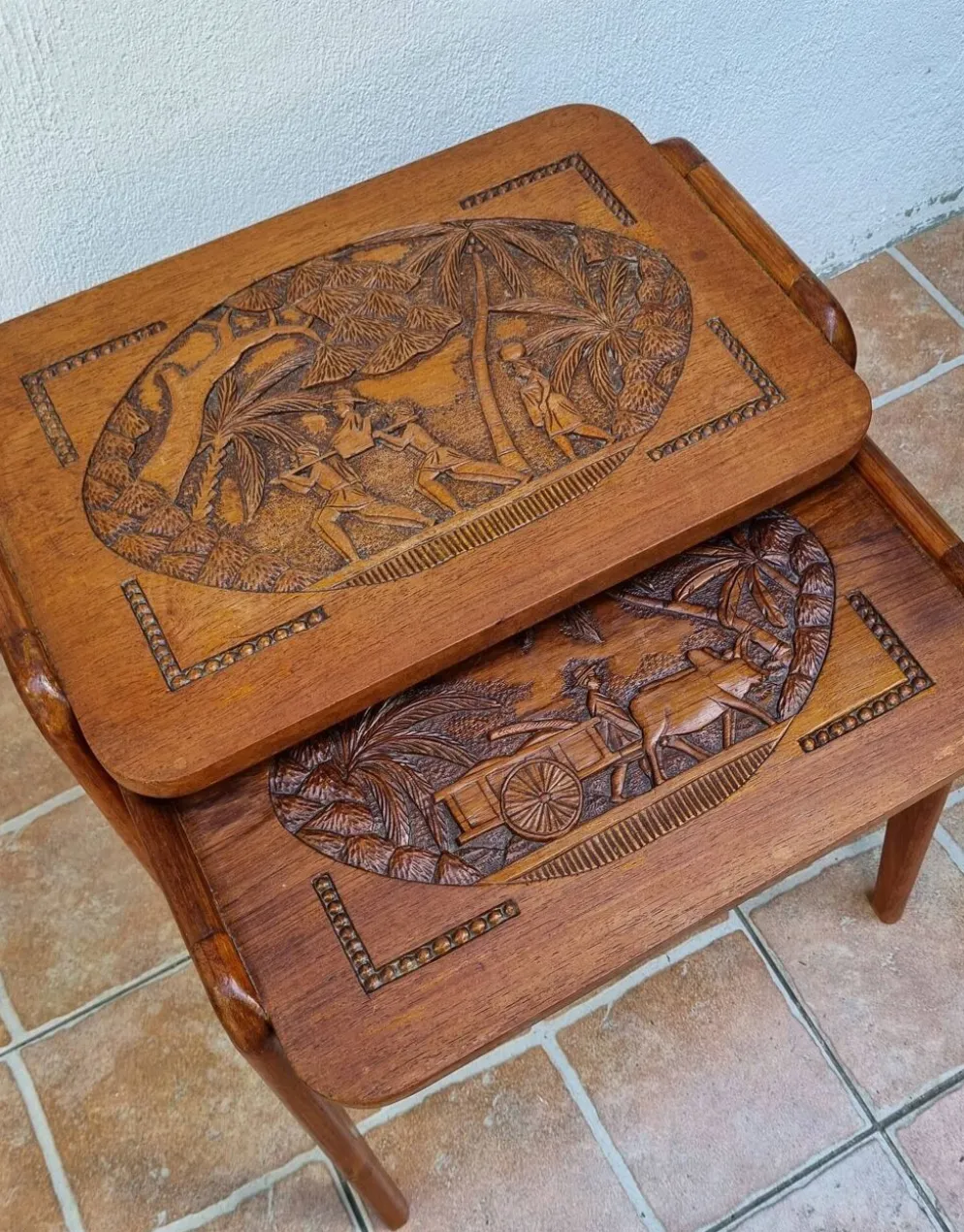 Paire de tables gigognes malgaches en bois sculpté, signées, m.o.f, 1955