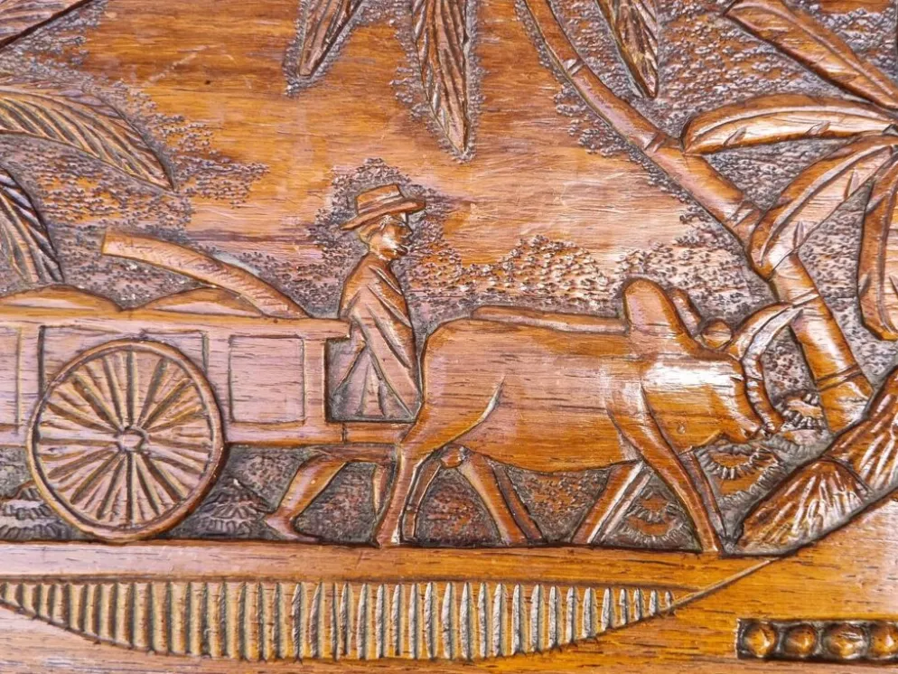 Paire de tables gigognes malgaches en bois sculpté, signées, m.o.f, 1955