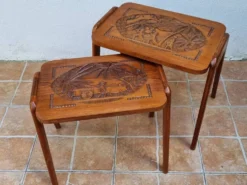 Paire de tables gigognes malgaches en bois sculpté, signées, m.o.f, 1955