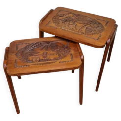 Paire de tables gigognes malgaches en bois sculpté, signées, m.o.f, 1955