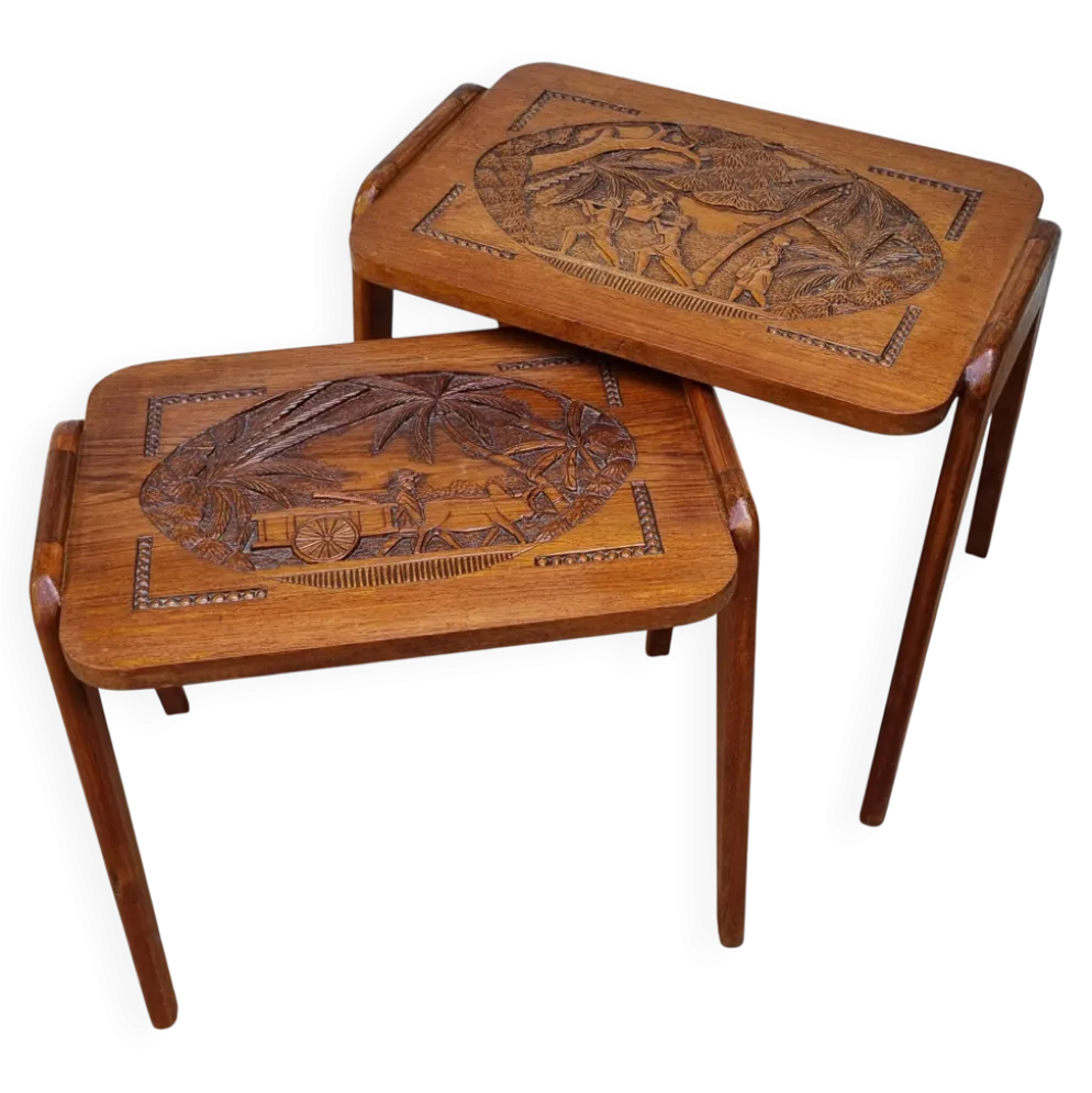 Paire de tables gigognes malgaches en bois sculpté, signées, m.o.f, 1955