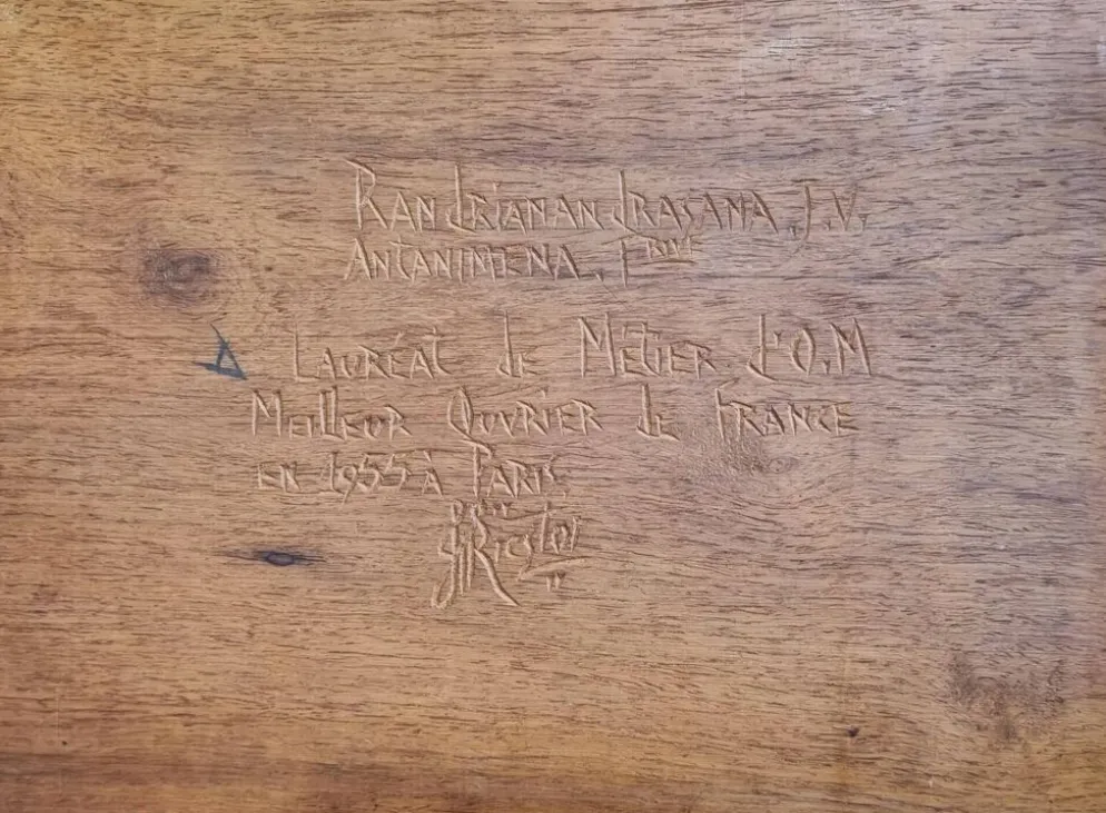 Paire de tables gigognes malgaches en bois sculpté, signées, m.o.f, 1955