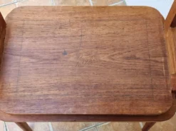 Paire de tables gigognes malgaches en bois sculpté, signées, m.o.f, 1955