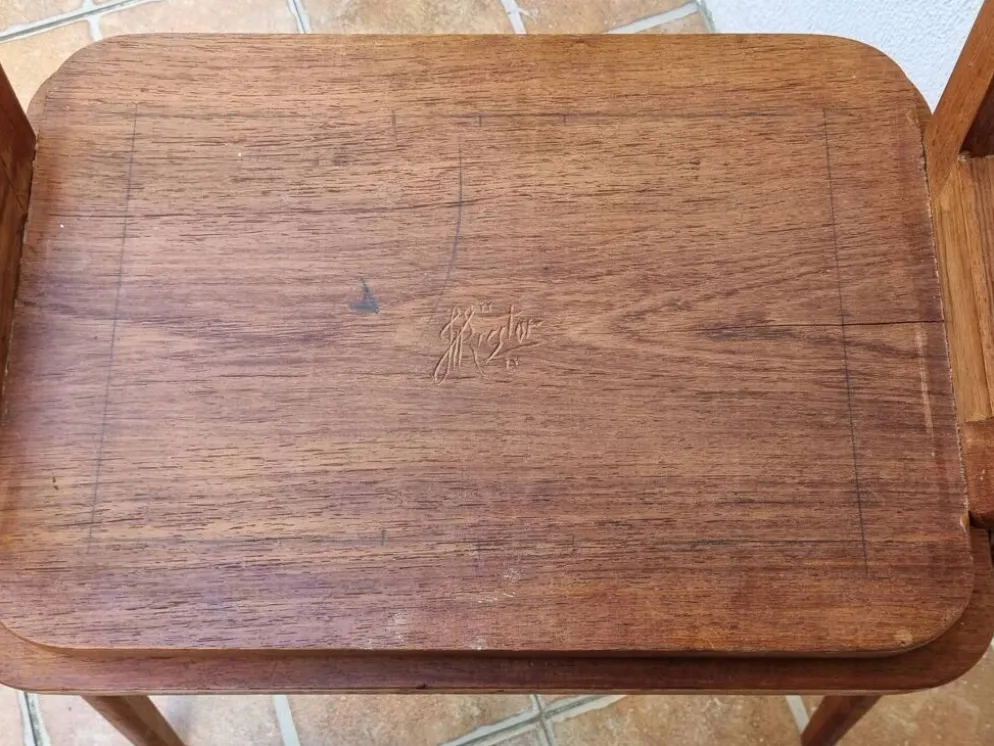 Paire de tables gigognes malgaches en bois sculpté, signées, m.o.f, 1955