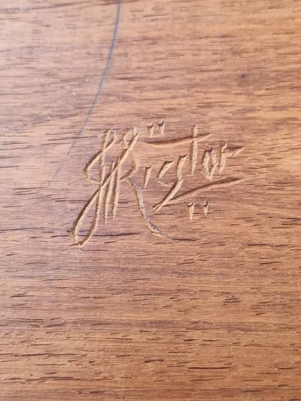 Paire de tables gigognes malgaches en bois sculpté, signées, m.o.f, 1955