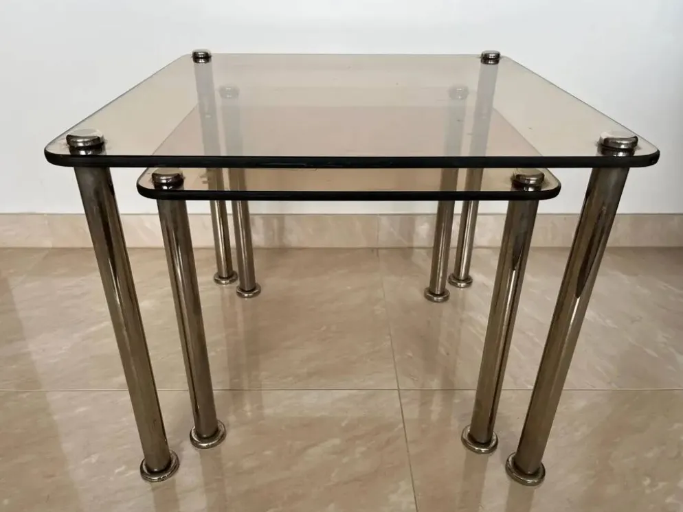 Paire de 2 tables gigognes massives en chrome et verre fumé / vers les années 1980.