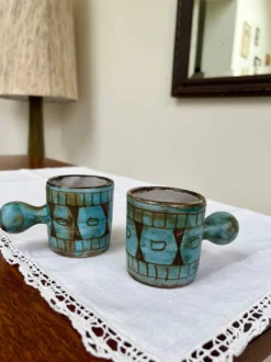 Paire de tasses en céramique signée A. Maunier, Vallauris