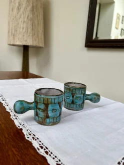 Paire de tasses en céramique signée A. Maunier, Vallauris