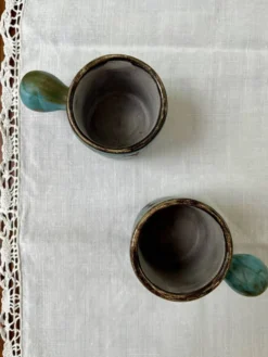 Paire de tasses en céramique signée A. Maunier, Vallauris
