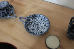 Paire de tasses trembleuses couvertes en céramique vintage