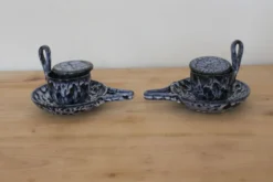Paire de tasses trembleuses couvertes en céramique vintage