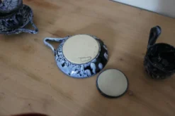 Paire de tasses trembleuses couvertes en céramique vintage