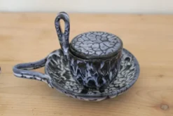 Paire de tasses trembleuses couvertes en céramique vintage
