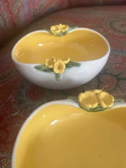 Paire de vide-poches Kéramos Sèvres en céramique jaune à fleurs – années 50 – superbe et décoratif