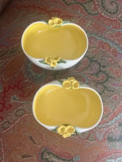 Paire de vide-poches Kéramos Sèvres en céramique jaune à fleurs – années 50 – superbe et décoratif
