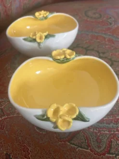 Paire de vide-poches Kéramos Sèvres en céramique jaune à fleurs – années 50 – superbe et décoratif