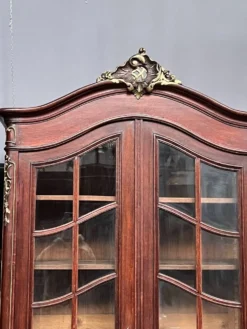 Paire de vitrines de style Louis XV. Peintes à la main en or, chêne massif sculpté.