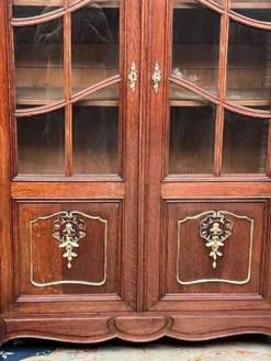 Paire de vitrines de style Louis XV. Peintes à la main en or, chêne massif sculpté.