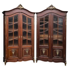 Paire de vitrines de style Louis XV. Peintes à la main en or, chêne massif sculpté.