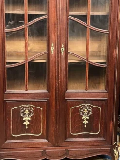 Paire de vitrines de style Louis XV. Peintes à la main en or, chêne massif sculpté.