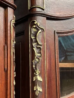 Paire de vitrines de style Louis XV. Peintes à la main en or, chêne massif sculpté.