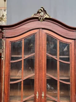 Paire de vitrines de style Louis XV. Peintes à la main en or, chêne massif sculpté.