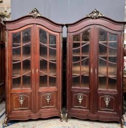Paire de vitrines de style Louis XV. Peintes à la main en or, chêne massif sculpté.