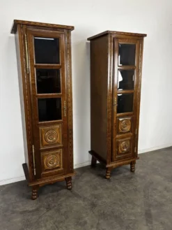 Paire de vitrines étroites en chêne à pointes de diamant style Art Déco