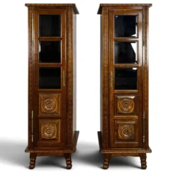 Paire de vitrines étroites en chêne à pointes de diamant style Art Déco