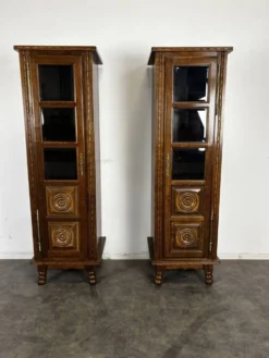 Paire de vitrines étroites en chêne à pointes de diamant style Art Déco