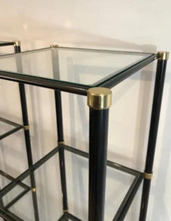 Paire d'étagères en métal laqué noir et laiton. Guy Lefèvre pour la Maison Jansen. Vers 1970